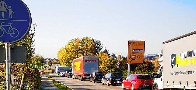 Szene am 19. Oktober 2020 um 16.28 Uhr: Verkehr durch Sparbruck in Richtung Schetzenhausen. Im Hintergrund der Kreisverkehr bei der ...