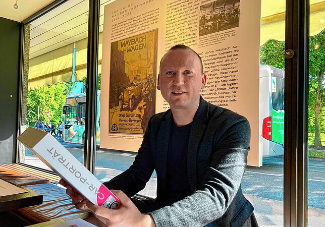 Tobias Erne von der Maybach-Stiftung erklärt im Café Gessler das Konzept der Pop-up-Ausstellung, die derzeit zu sehen ist.
