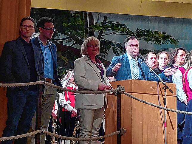 Bild 10: So feiert Mike Biehler seinen Wahlsieg in Görwihl