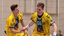 Aron Czako (links) links mit Niklas Ingenpaß von der HSG Konstanz.