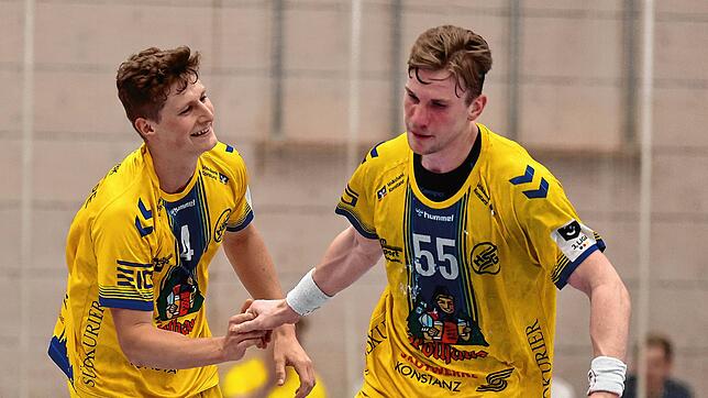 Aron Czako (links) links mit Niklas Ingenpaß von der HSG Konstanz.