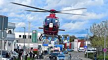 Rettungshubschrauber „Christoph 45“ im Einsatz, hier Mitte April im Gewerbegebiet Rheinstraße in Friedrichshafen.