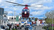 Rettungshubschrauber „Christoph 45“ im Einsatz, hier Mitte April im Gewerbegebiet Rheinstraße in Friedrichshafen.