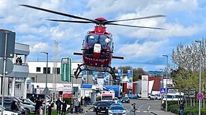 Rettungshubschrauber „Christoph 45“ im Einsatz, hier Mitte April im Gewerbegebiet Rheinstraße in Friedrichshafen.
