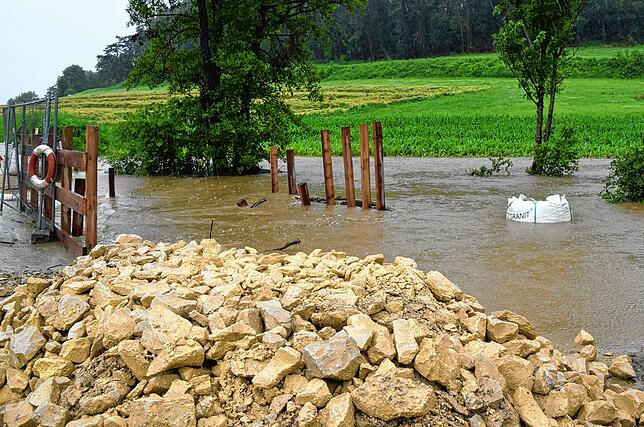 Bild 3: Wieder Hochwasser: So sieht es gerade an der L194-Baustelle beim Stockacher Freibad aus