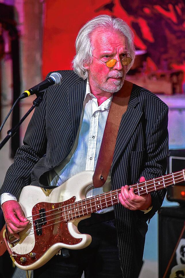 Auch das war Jürgen Frommherz. Als Bassist bei der Band „Soul Sisters Blond“ seiner beiden Töchter griff er zu Hits von ...