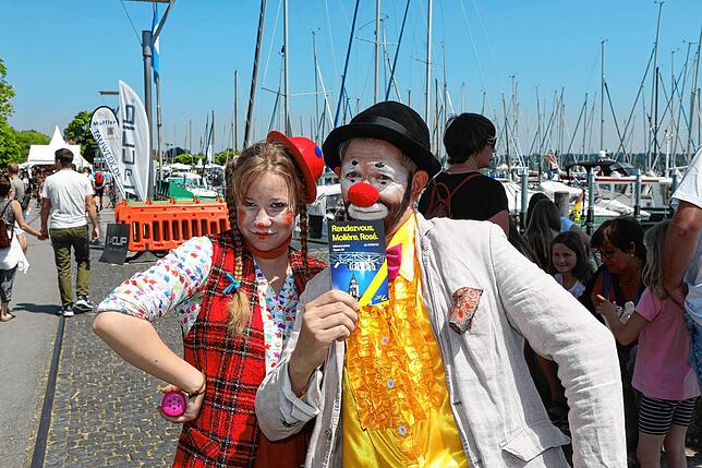 Bild 2: Auf dem See sind die Schiffe unterwegs, im Konstanzer Hafen die Besucher der Bodenseewoche