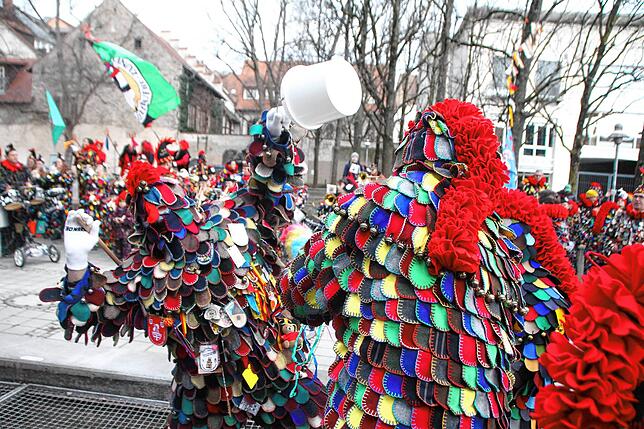 Die Blätzlebuebe rücken mit Eimer, Besen und Staubwedel aus und machen an ihrem Narrenbrunnen am Augustinerplatz gründlich sauber.