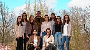 Viel Frauenpower (hinten, v. l.): Daniela Martini, Andrea Gamp, Angelina Preiser, Andrea Bossi, Sophie Hüner, Katja Eckert, Louisa ...