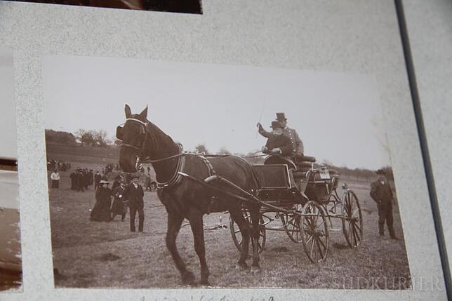 Ferdinand Graf von Zeppelin auf dem Kutschbock eines Einspanners: Das Foto, das in der „Zeppelin-Stube“ auf Schloss Mittelbiberach im ...