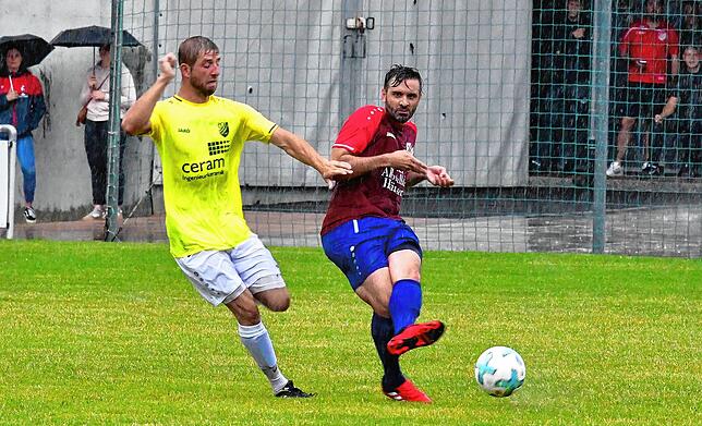 Lücke: Urgestein Manuel Göbel (rechts, gegen Eschbachs Andreas Studinger) hat den FC Erzingen verlassen und spielt künftig in der ...