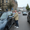 Hinein: Christian Tweer steigt in seinen Wagen, den er am Bahnhof geparkt hat. Genau hier fand er einen Parkplatz, um sich mit dem ...