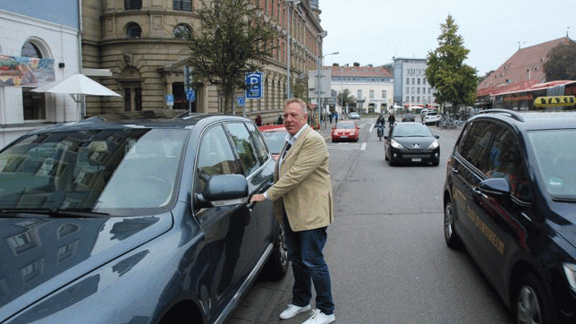 Hinein: Christian Tweer steigt in seinen Wagen, den er am Bahnhof geparkt hat. Genau hier fand er einen Parkplatz, um sich mit dem ...