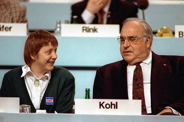 Er regierte als Kanzler von 1982 bis 1998: Helmut Kohl, hier am CDU-Parteitag 1991 neben Angela Merkel.