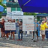 Demonstranten vor dem Rathausplatz in Albbruck.