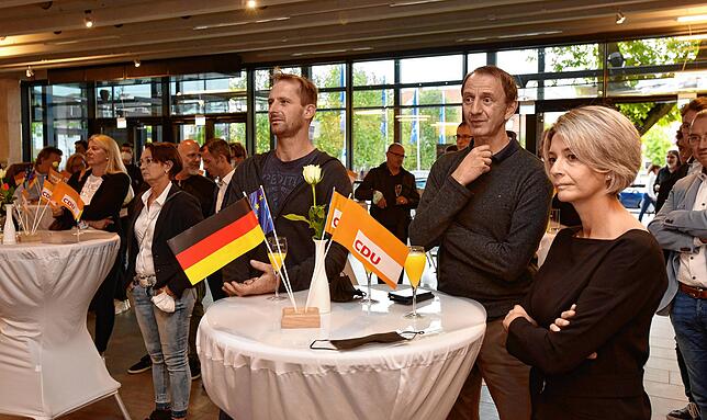 Bild 12: Wahlparty der CDU: Feierstimmung will bei den Christdemokraten nicht aufkommen