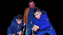 Immer schön vorsichtig beim feurigen Neujahrsstart: Farhan Shebo schaut genau, wie seine Söhne Farhad und Fahad auf dem Villinger ...