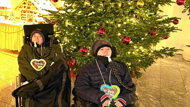 Marcel (links) und Benny Fritschi am 23. Dezember in der Hotel-Lobby. Da war noch alles in Ordnung für Marcel Fritschi. Bild: Bernhard ...