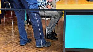 Welche Rolle spielte der Drogenkonsum des 37-jährigen Angeklagten bei den lebensgefährlichen Messerstichen? Vor dem Landgericht Konstanz ...
