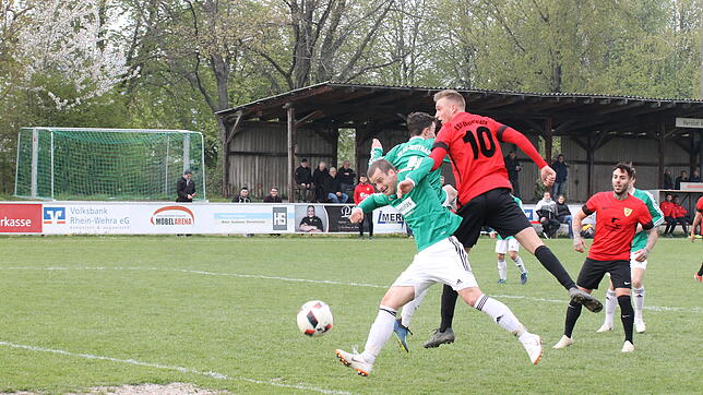 Knapp vorbei: Mit vereinten Kräften versucht die Abwehr des SV Au-Wittnau um Philipp Maier (links), den Rheinfelder Vincent Kittel ...
