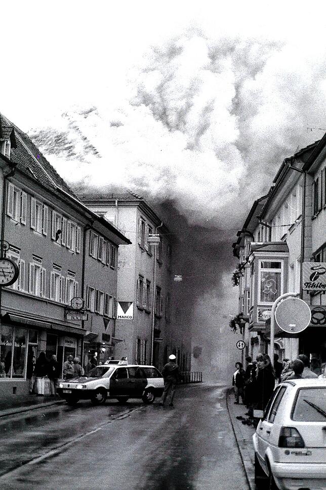 Anfangs rauchte der Dachstuhl stark und die Polizei sperrte die Straße ab. Später sammelten sich mehr Schaulustige, die Flammen stiegen ...