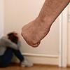 Eine nachgestellte Szene mit häuslicher Gewalt: Ein Mann ballt die Faust, die Frau sitzt in der Ecke. (Symbolbild) Eine Frau im Kanton ...