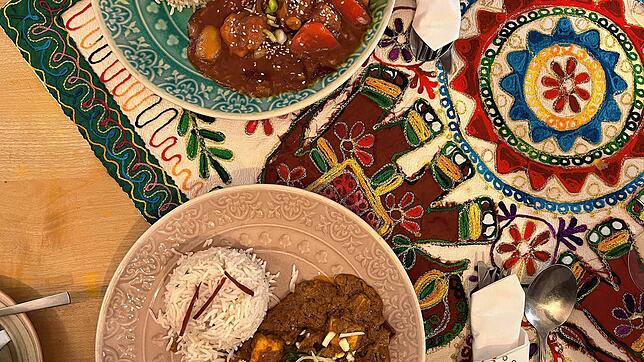 Der Mittagstisch im „Goa“. Oben das Chili Chicken und unten das Paneer Kadai. Das indische Lokal bietet zur Mittagszeit vergünstigte ...