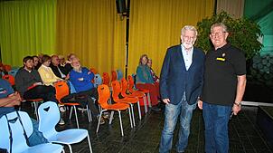 Werner Mezger (links) referiert auf Einladung von Arnfried Winterhalder zum Thema „Fasnacht und Karneval“. Foto: Ingrid Mann