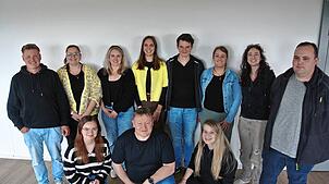 Der neue Vorstand (vorn, von links): Alexa Pfeifer (Beisitzer), Haiko Zimmermann (Beisitzer), Nicole Isele (Kasse), hinten: Jonas ...
