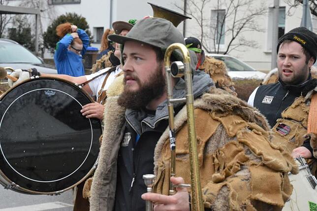 Bild 19: Bilder vom Narrensprung beim Ringtreffen des Alemannischen Narrenrings (Teil 1)