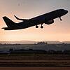 Ein Flugzeug startet am frühen Morgen vom Flughafen in Stuttgart.