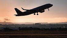 Ein Flugzeug startet am frühen Morgen vom Flughafen in Stuttgart.