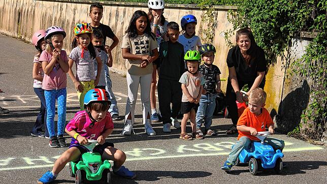 „Auf die Plätze, fertig, los“ – Vorfahrt für Bobbycars in der Bergstraße in Waldshut. Für vier Stunden mussten sich die Kinder keine ...