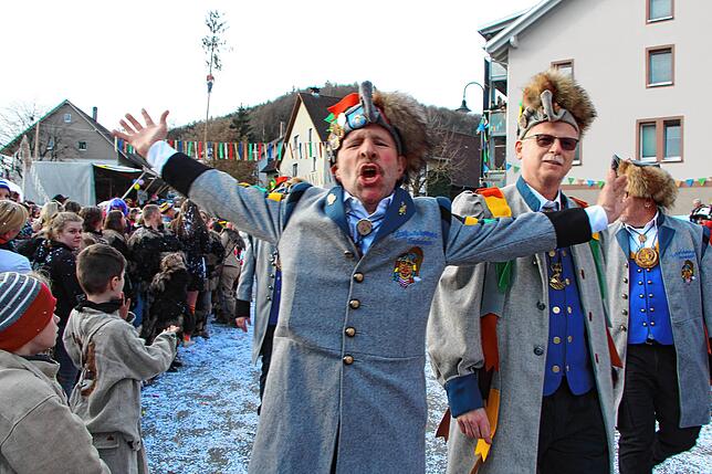 Bild 2: 56 Zünfte am Start beim Kleggau-Narrentreffen - hier die Bilder