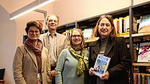 Freuen sich über 10 Jahre Stadtbibliothek (von links): Bürgermeisterin Monika Laule, Erik Hörenberg (Fachbereichsleiter Kultur), Margit ...