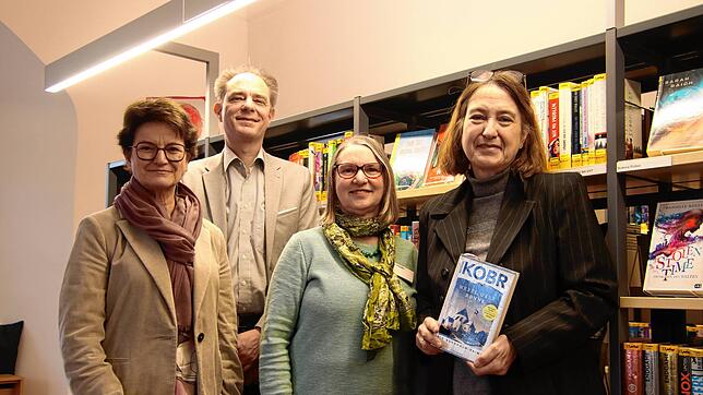 Freuen sich über 10 Jahre Stadtbibliothek (von links): Bürgermeisterin Monika Laule, Erik Hörenberg (Fachbereichsleiter Kultur), Margit ...