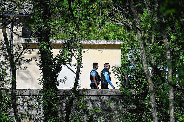 Französische Gendarmen gehen vor der örtlichen Moschee in La Grand-Combe, nachdem ein muslimischer Gläubiger in der örtlichen Moschee ...