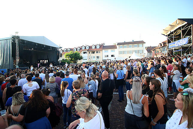 Bild 16: Namika begeistert 1800 Fans in Markdorf. Wir haben alle Bilder