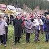 Die Besucher hören dem kleinen Freiluftdialog zu.