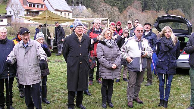 Die Besucher hören dem kleinen Freiluftdialog zu.
