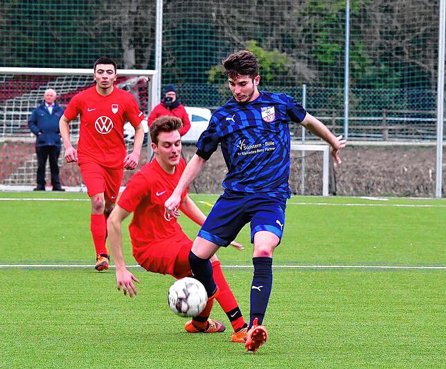 Tor zur Premiere: Kristijan Ramljak (vorn, gegen Patrick Ebner) setzte in seinem ersten Spiel für den VfB Waldshut den 7:0-Schlusspunkt ...