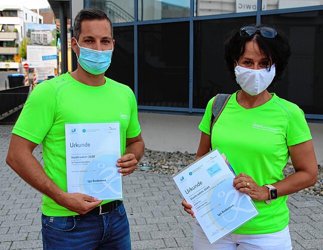 Stefan Stalpes und Elke Karbstein nahmen für die Firma tga Bodensee die Urkunde entgegen. „Der Teamgeist wurde durch das ...