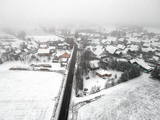 Im Nebel und schneebedeckt zeigt sich der Thüringer Wald am Morgen des 1. Dezember.