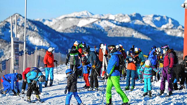 In Österreich sind viele Skigebiete geöffnet, allerdings praktisch nur für Einwohner. Für Anreisende aus dem Ausland gilt eine ...