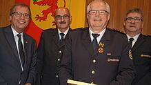 Oberbürgermeister Klaus Eberhardt, Dietmar Müller und Rudolf Streule sind für Verdienste um die Feuerwehr vom Verbandsvorsitzenden ...