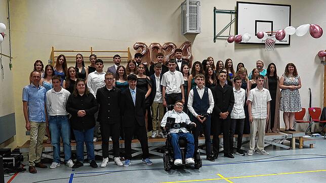 Die Klassen 9b und 10a feiern ihre Abschlussfeier an der Realschule Wehr. Die besten Absolventen des Jahrgangs erhalten ein Lob oder Preise.