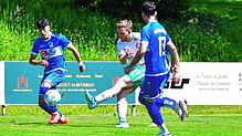 Zweifacher Torschütze: Florian Schmidle (Mitte auf dem Archivfoto) traf doppelt beim 3:0 der Spvgg. Andelsbach gegen Schlusslicht VfR ...