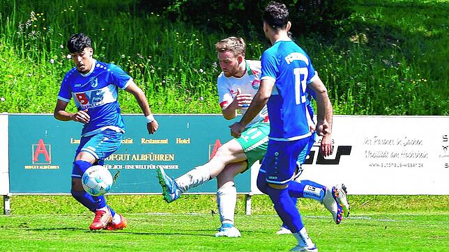 Zweifacher Torschütze: Florian Schmidle (Mitte auf dem Archivfoto) traf doppelt beim 3:0 der Spvgg. Andelsbach gegen Schlusslicht VfR ...