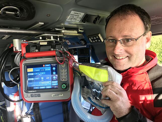 Notfallsanitäter Andreas Schuhbauer zeigt das mobile Beatmungsgerät. An Bord von Christoph 11 befindet sich im Prinzip eine kleine ...