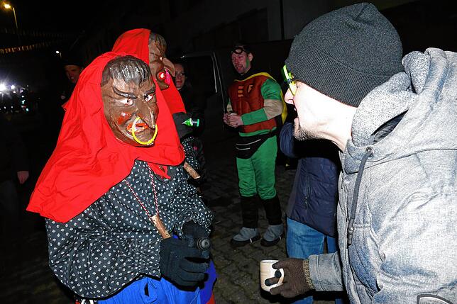 Bild 1: Riedböhringen ist ab sofort in Narrenhand. Nachtumzug eröffnet dreitägiges Narrentreffen.